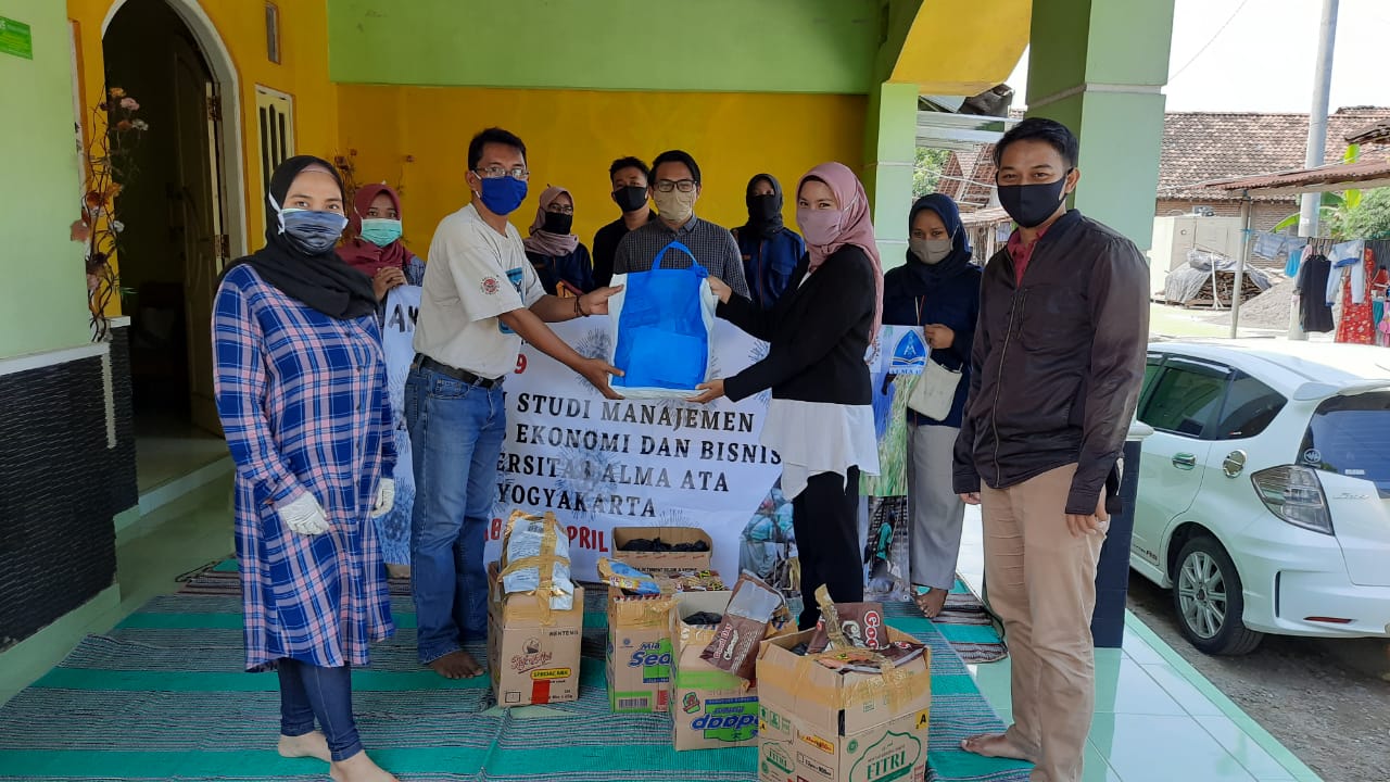 Edukasi dan Pembagian Alat Kesehatan Bagi Masyarakat oleh Dosen dan HIMAJE UAA