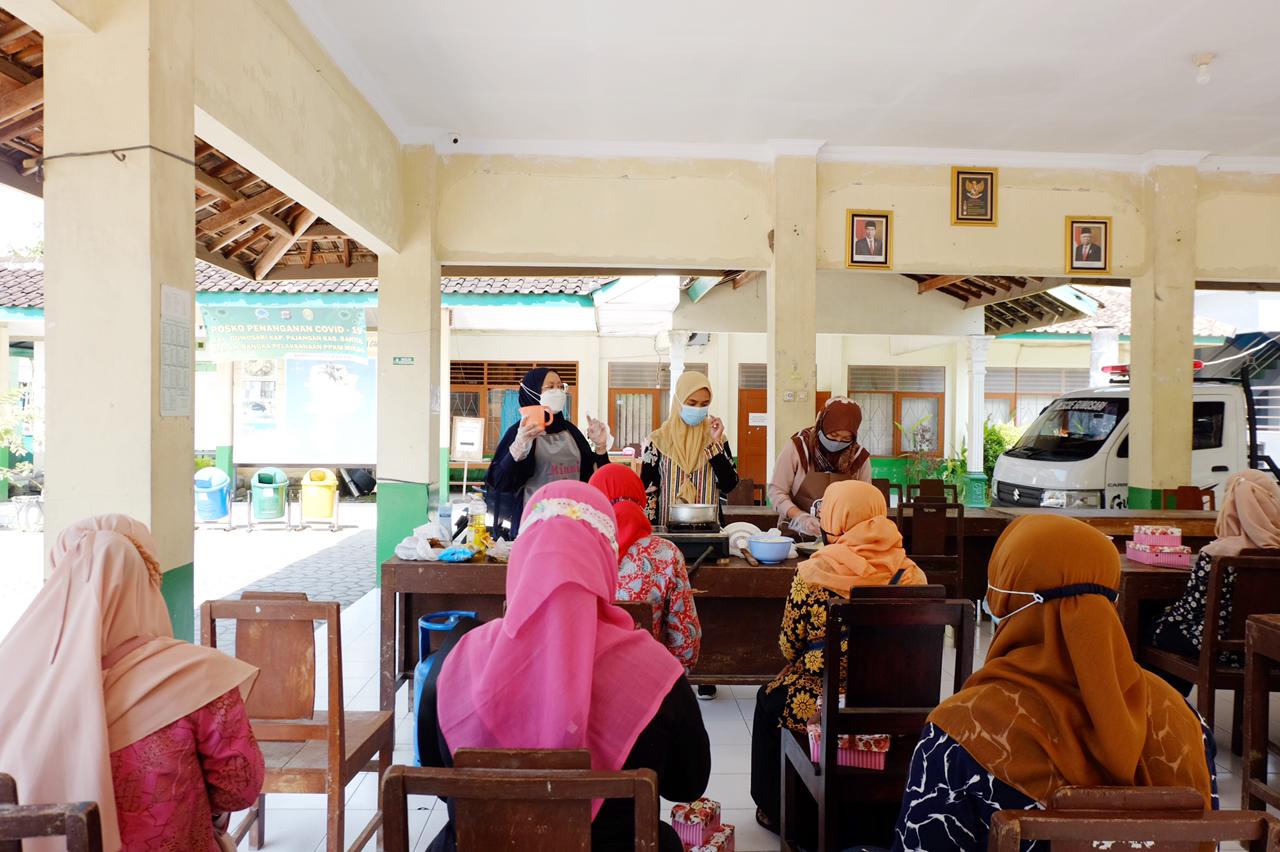 Dosen Universitas Alma Ata Latih Kader Guwosari Tentang Penerapan SDIDTK Anak Stunting dan Cara Pembuatan Makanan Tambahan Berbahan Pangan Lokal