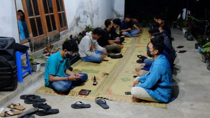 TINGGINYA PERCERAIAN DINI, MAHASISWA KKNT UNIVERSITAS ALMA ATA MENGADAKAN SOSIALISASI PARENTING