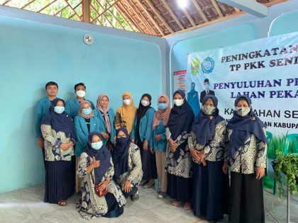 Pemanfaatan Pekarangan Rumah Menuju Keluarga Tahan Pangan dan Pencegahan Stunting dengan Daun Kelor  Di Dusun Kabrokan Wetan, Pajangan, Bantul