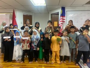 Mahasiswi KKN-T INTERNATIONAL UNIVERSITAS ALMA ATA Ajarkan Anak-Anak SB Klang Lama Malaysia untuk Kenal Pesona Batik Kawung dengan Media Gambar