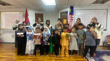 Mahasiswi KKN-T INTERNATIONAL UNIVERSITAS ALMA ATA Ajarkan Anak-Anak SB Klang Lama Malaysia untuk Kenal Pesona Batik Kawung dengan Media Gambar